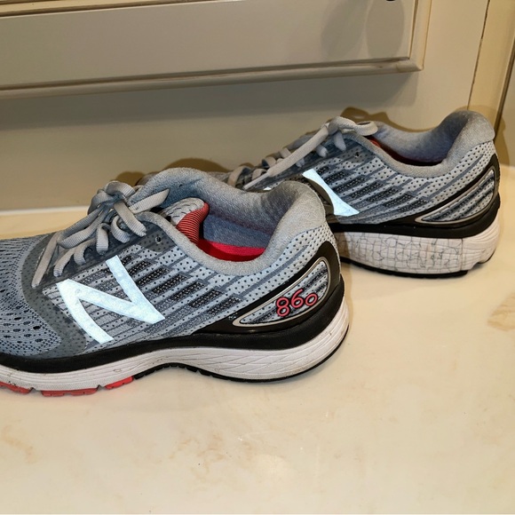 New Balance 860 tennis shoes - Picture 6 of 10